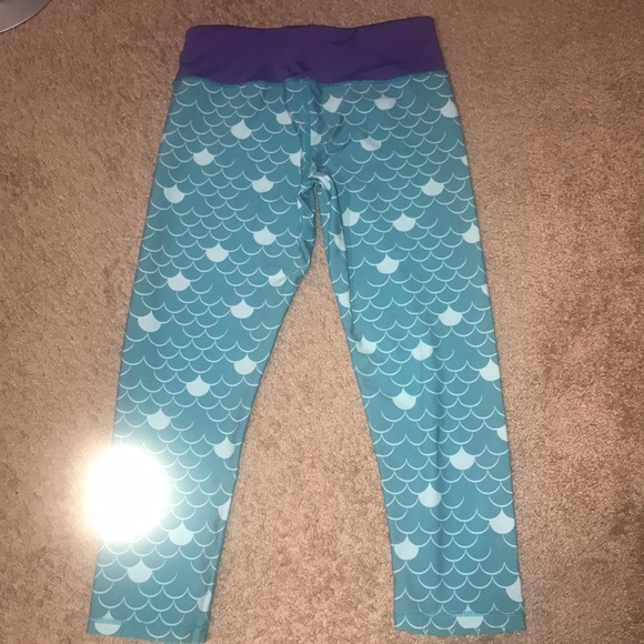 Disney’s Ariel mermaid capri leggings in size SM - Picture 3 of 7
